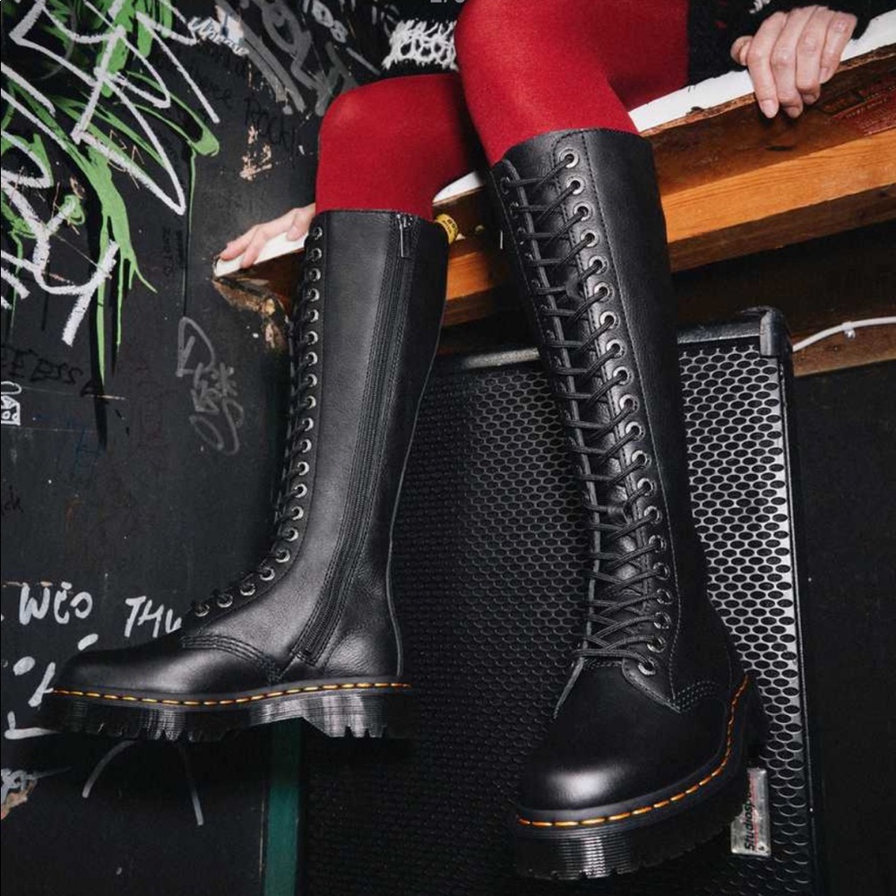 DR MARTENS 1B60 Bex Extra High Boots size 13